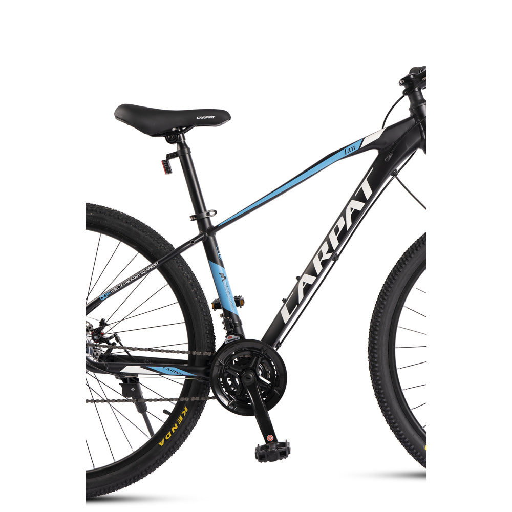 Rückansicht des Bikes mit Shimano Schaltwerk, Seitenständer und Geländereifen.