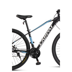 Rückansicht des Bikes mit Shimano Schaltwerk, Seitenständer und Geländereifen.