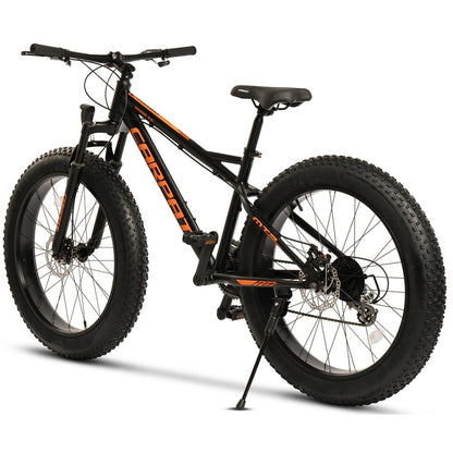 Rückansicht des Fatbikes mit Blick auf den breiten Hinterreifen und das sportliche Design.
