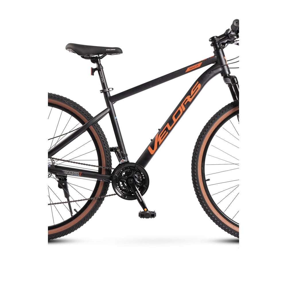 Rückansicht des Hardtail-Bikes mit Blick auf den Sattel und das Hinterrad.