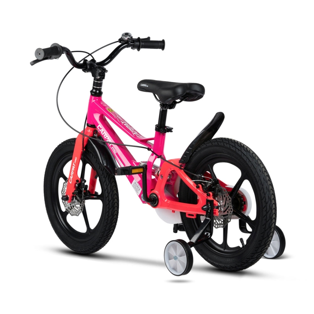 Rückansicht des pinken Aluminium-Kinderbikes mit schwarzem Schutzblech.