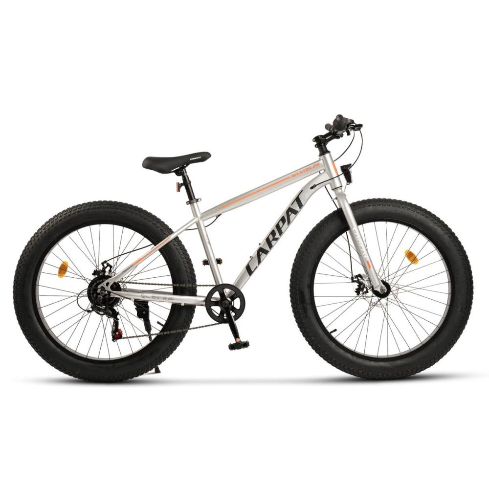 Robustes Fatbike in Silber mit orangen Akzenten und dicken Stollenreifen für Gelände.