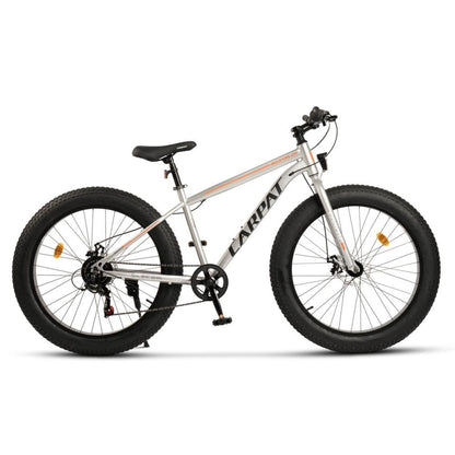 Robustes Fatbike in Silber mit orangen Akzenten und dicken Stollenreifen für Gelände.