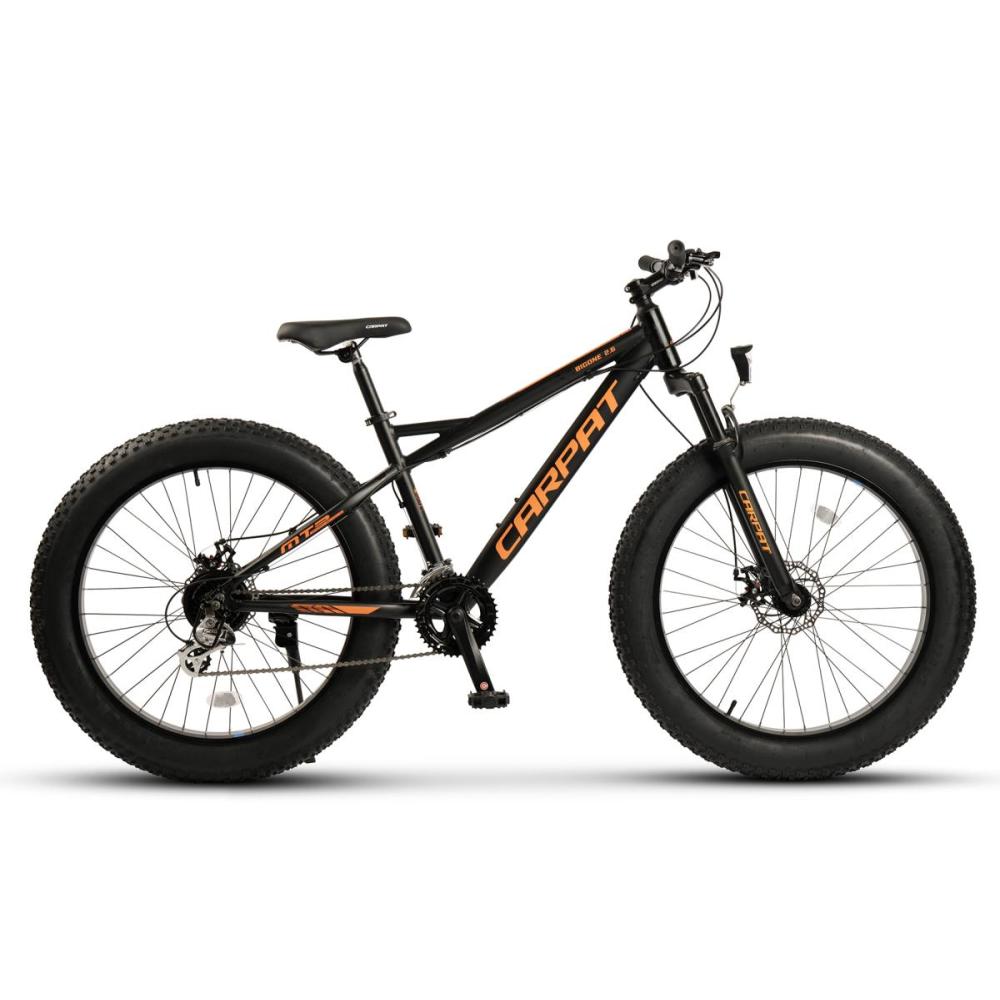 Robustes Offroad-Mountainbike in Schwarz-Orange mit dicken Reifen für Sand und Schnee.