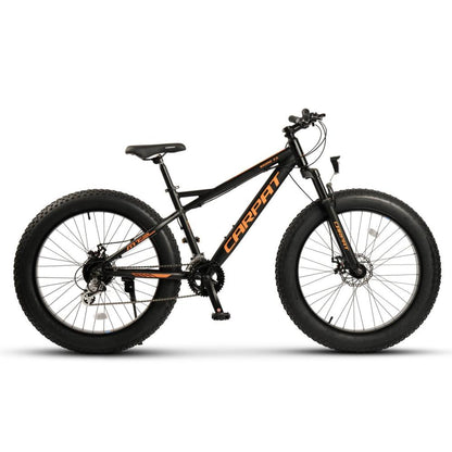 Robustes Offroad-Mountainbike in Schwarz-Orange mit dicken Reifen für Sand und Schnee.