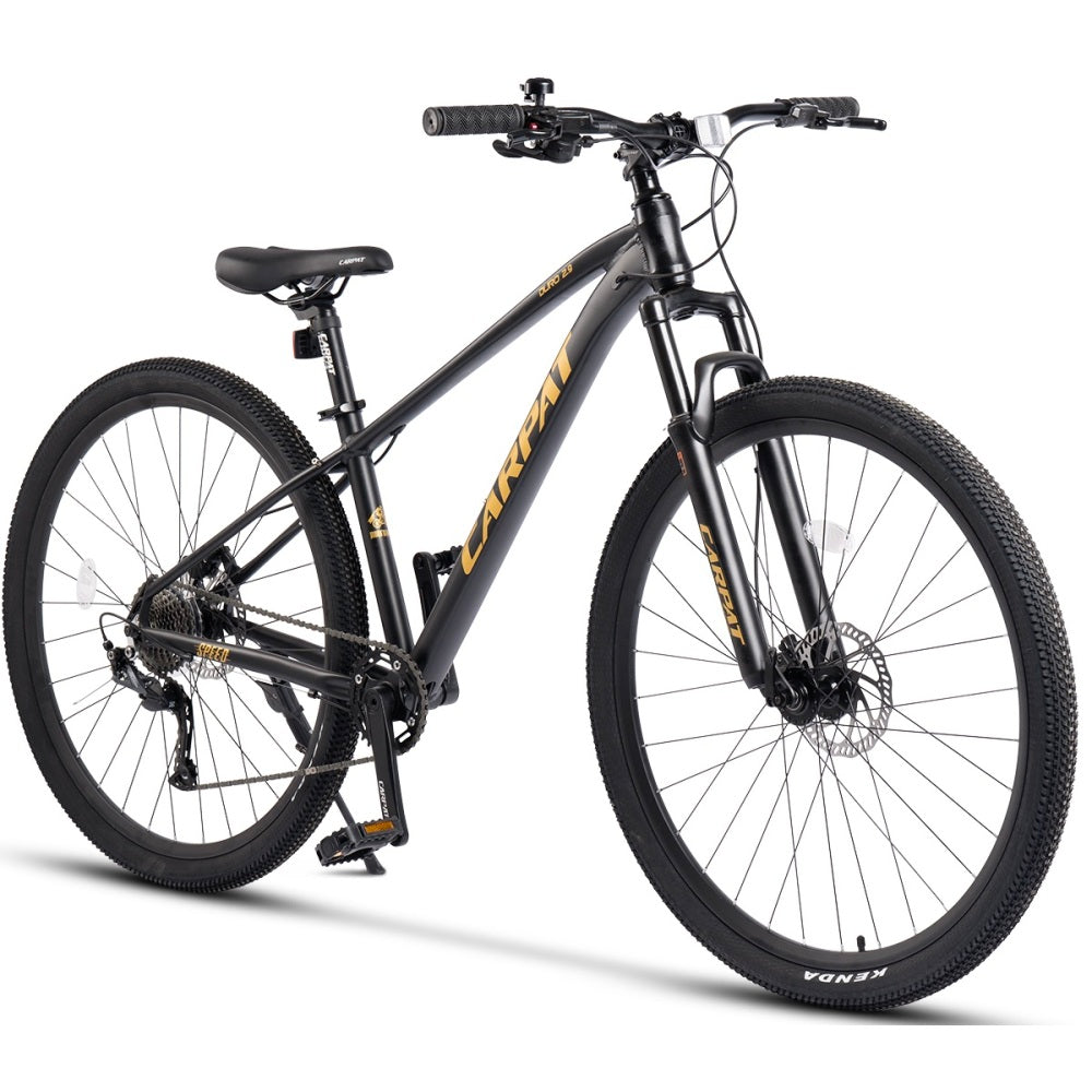 Schwarz-goldenes 29 Zoll MTB Hardtail mit 80mm Federgabel, hydraulischen Scheibenbremsen und 1x9 Shimano Altus Schaltung in Schrägfrontansicht