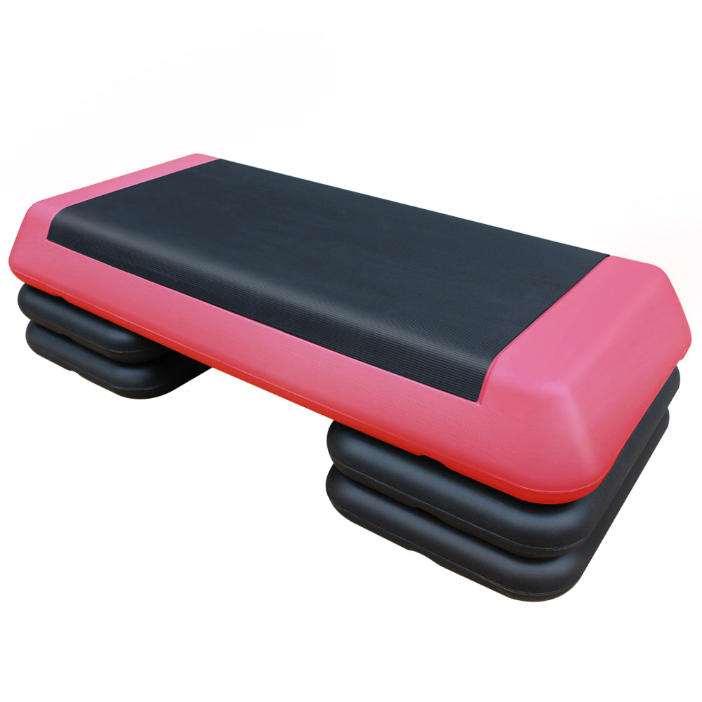 Schwarzer Aerobic Stepper (76cm) mit roter rutschfester Oberfläche und modularen Erhöhungen.