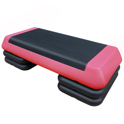 Schwarzer Aerobic Stepper (76cm) mit roter rutschfester Oberfläche und modularen Erhöhungen.