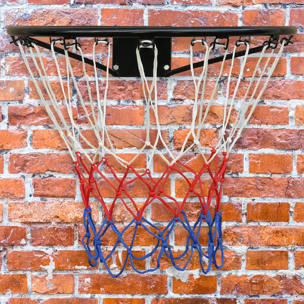 Schwarzer Basketballring montiert an einer roten Ziegelwand (Frontalansicht).