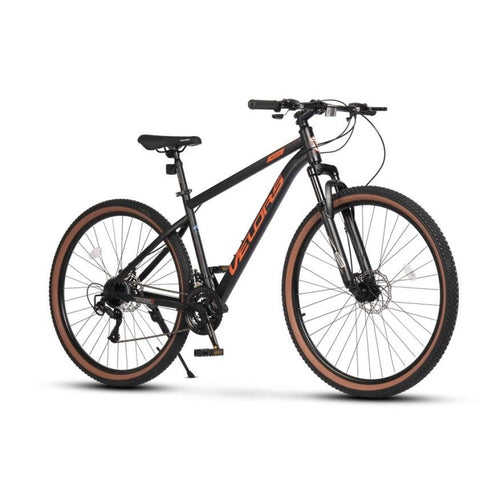 Schwarzes 29 Zoll Hardtail-Mountainbike mit orangen Akzenten und Reifen mit brauner Seitenwand (Skinwall)