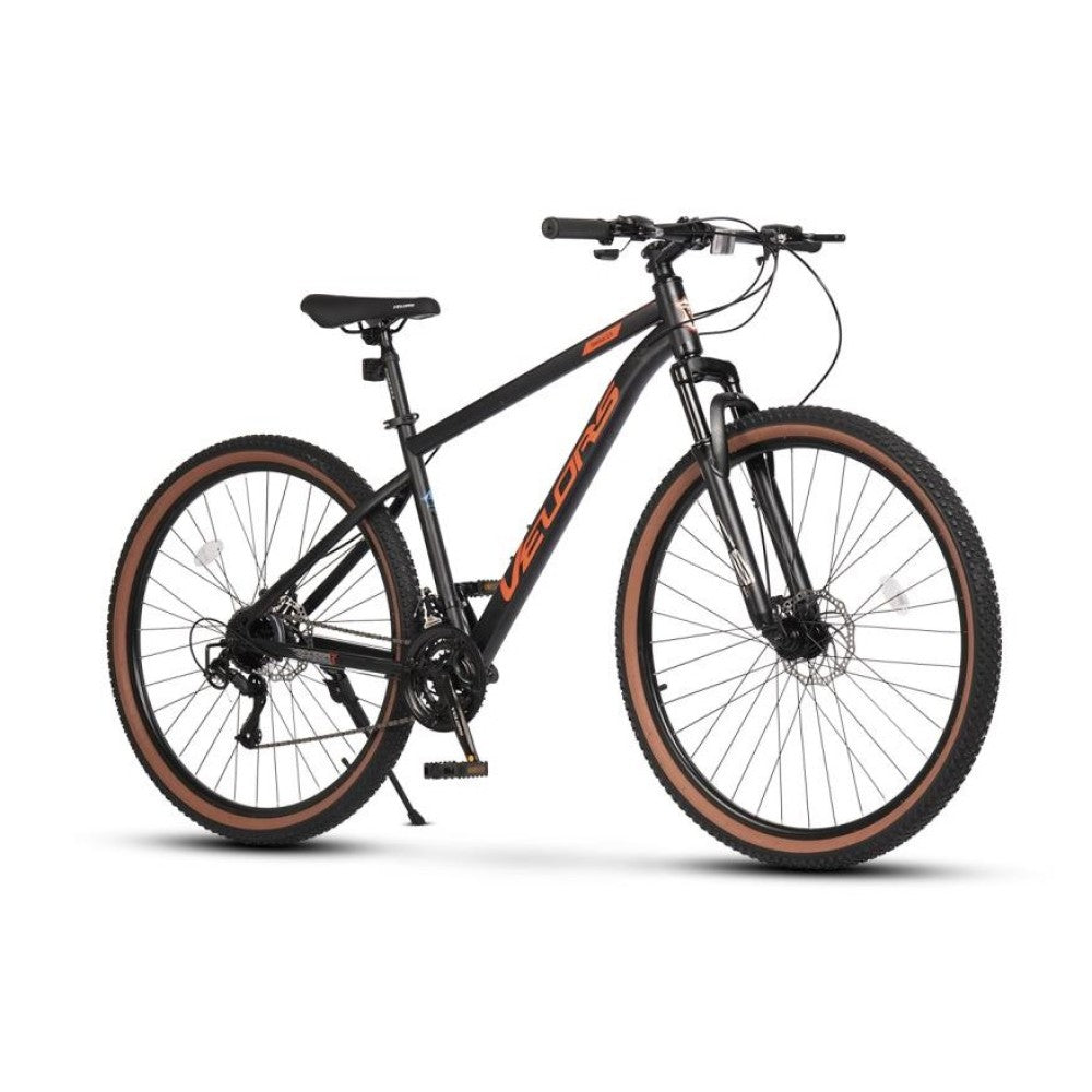 Schwarzes 29 Zoll Hardtail-Mountainbike mit orangen Akzenten und Reifen mit brauner Seitenwand (Skinwall)