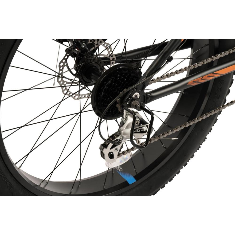 Seitenansicht des Hinterrads mit 4.0 Zoll Reifenprofil, Scheibenbremse und orangem Dekor.