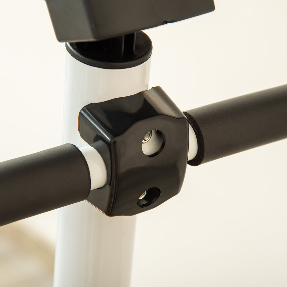 Stabile Befestigung des Haltegriffs am weißen Stahlrahmen