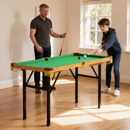 Vater und Sohn spielen eine Partie Pool am aufgestellten Billardtisch im hellen Zimmer
