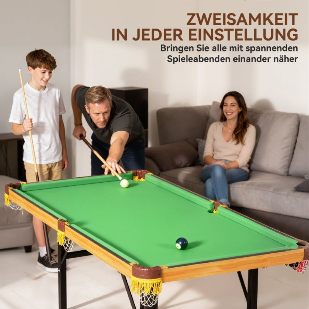 Vater und Sohn spielen gemeinsam Billard am niedrigen Tisch vor dem Sofa, ideal für Kinder und Erwachsene