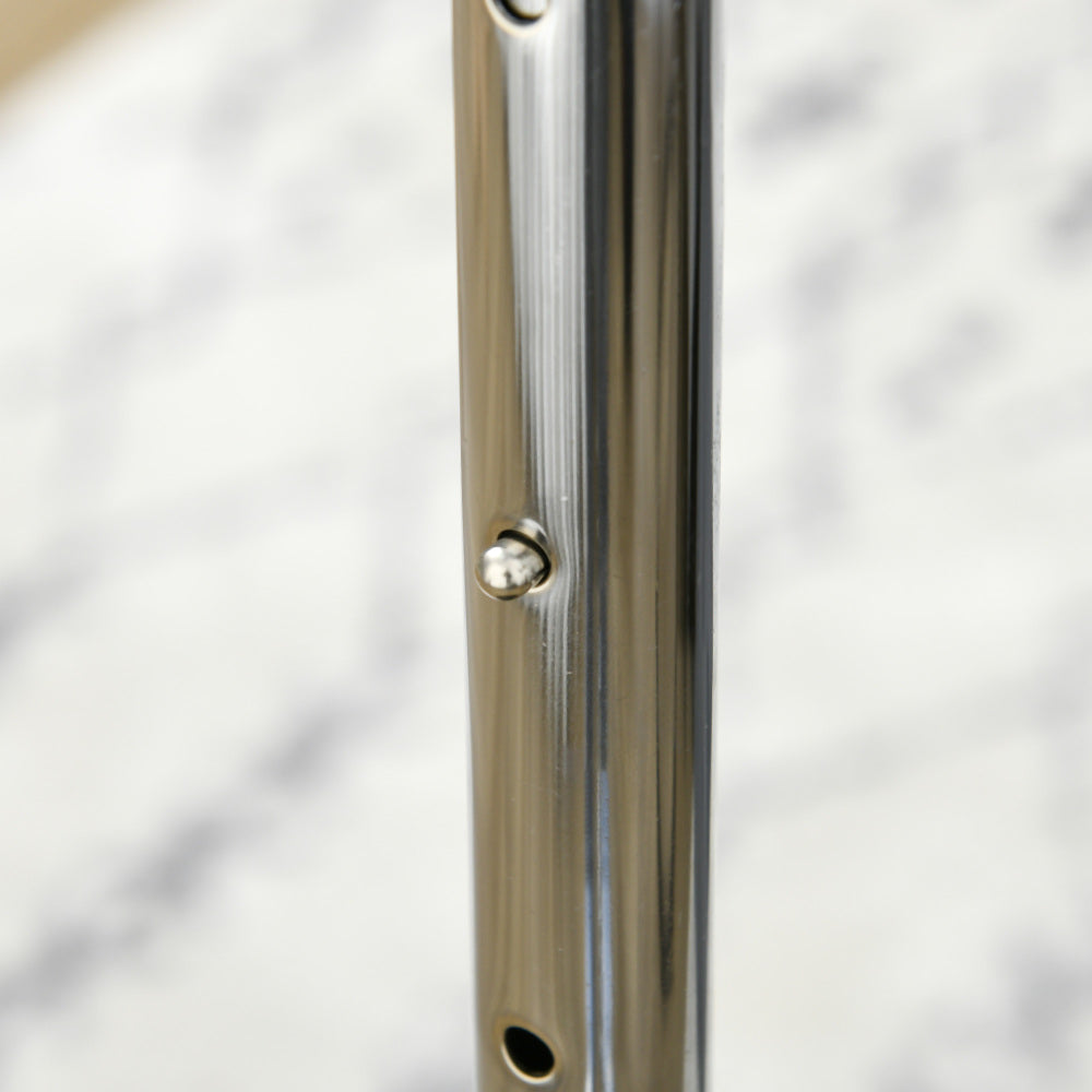 Verchromte Metallstange mit Arretierung zur Höhenverstellung.