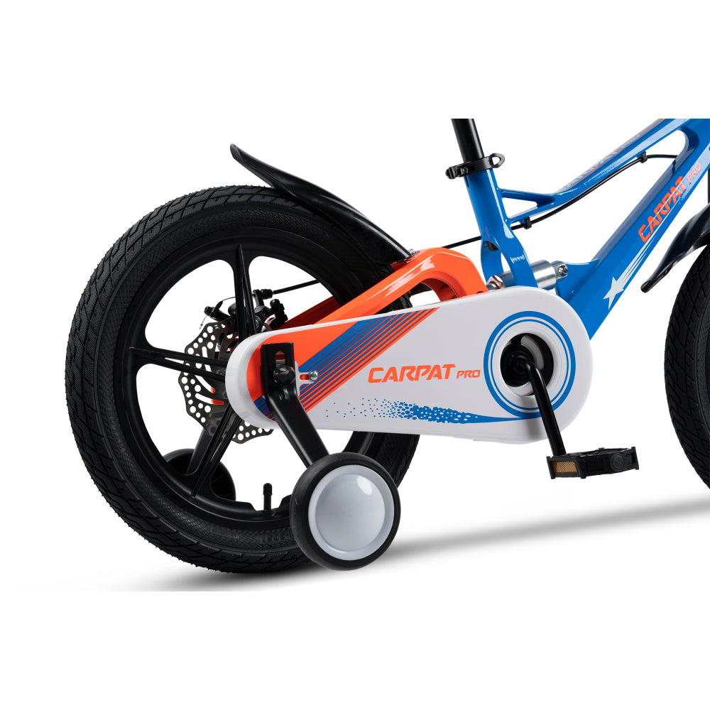 Vollständiger weißer Kettenschutz und Stützrad am blauen Carpat Kinderbike.
