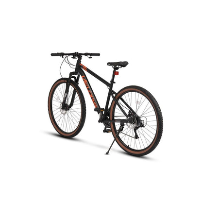 Vorderansicht des Bikes mit 29 Zoll Reifen und orangen Design-Elementen.