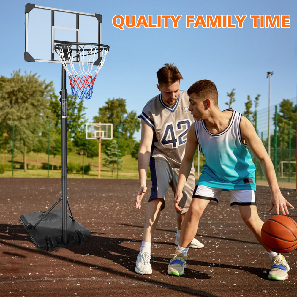 Zwei Jungen spielen Basketball auf einem Sportplatz mit dem mobilen Korb ("Quality Family Time").