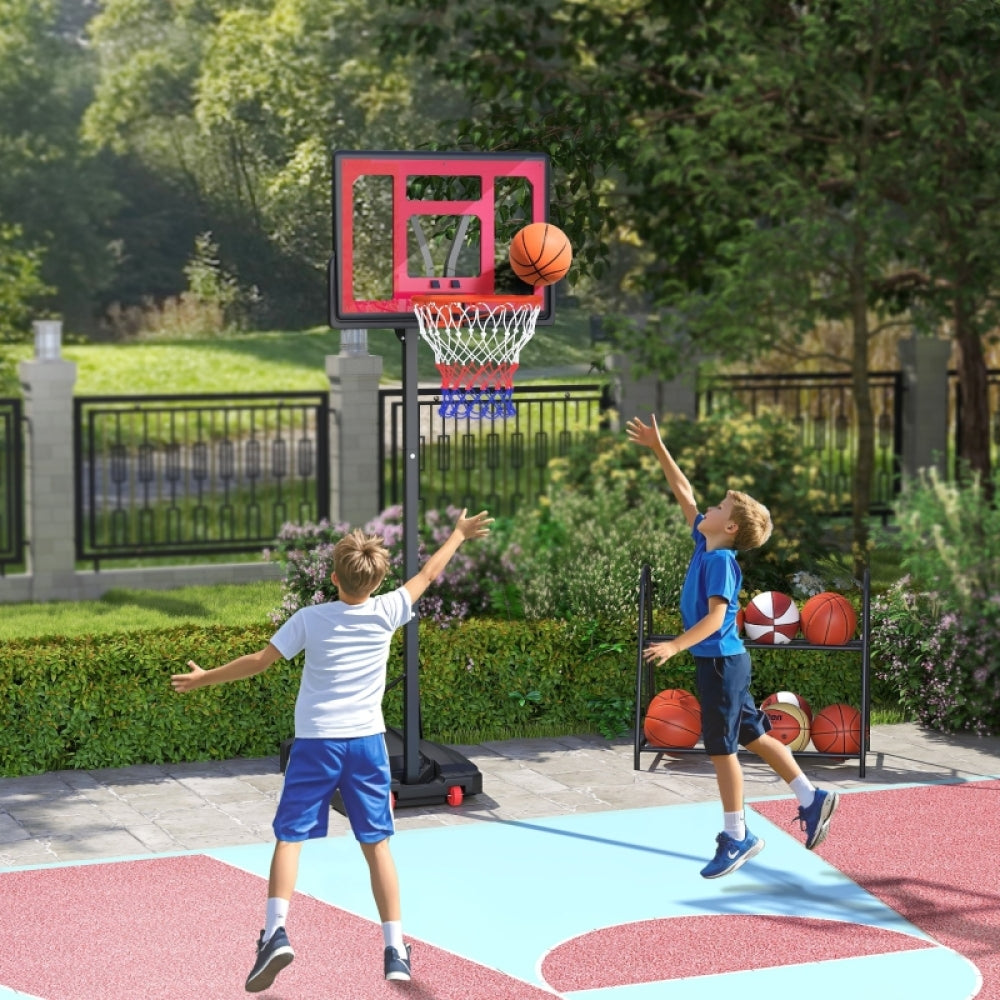 Zwei Kinder spielen Basketball auf einer Terrasse, einer wirft den Ball auf den Korb.