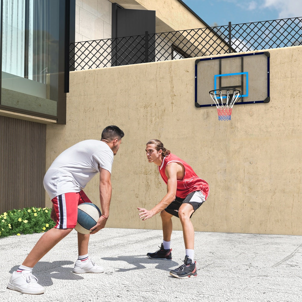 Zwei Männer spielen Eins-gegen-Eins Basketball an einem wandmontierten Korb an einer Gartenmauer.