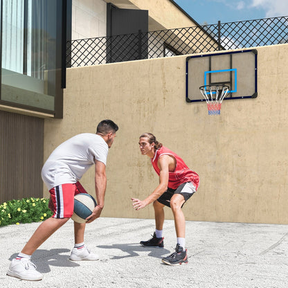 Zwei Männer spielen Eins-gegen-Eins Basketball an einem wandmontierten Korb an einer Gartenmauer.