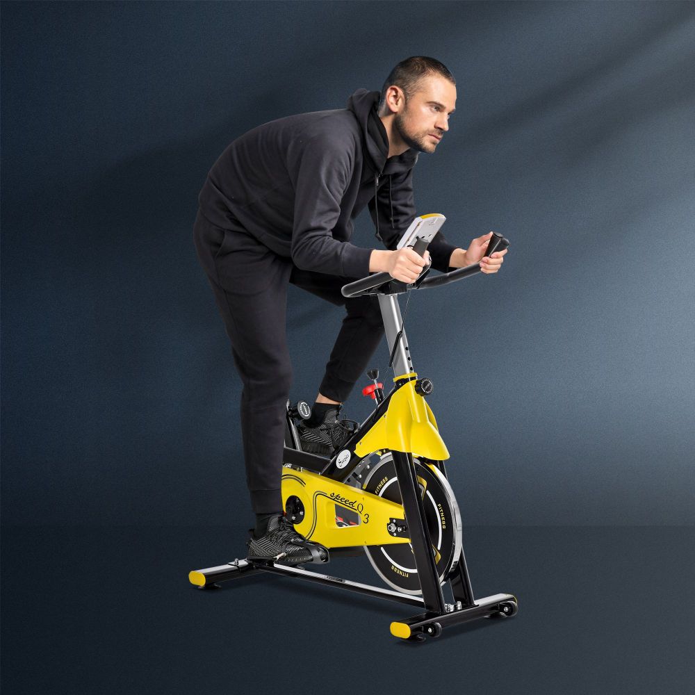 H101 Heimtrainer Gelb – Mann beim effektiven Cardio-Training auf dem Fitnessfahrrad zu Hause