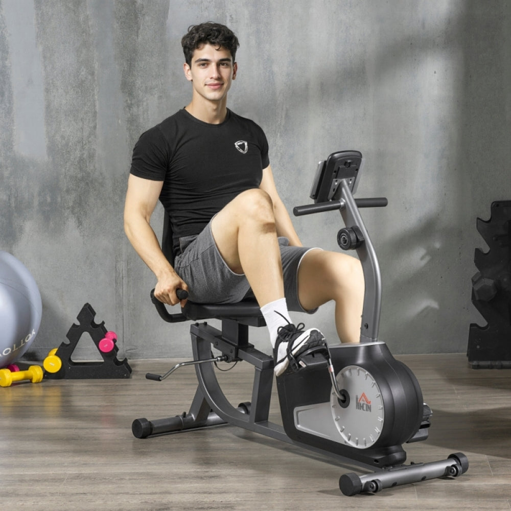 H104 Liegeheimtrainer – Mann beim Cardio-Training auf dem Liegerad im Fitnessstudio