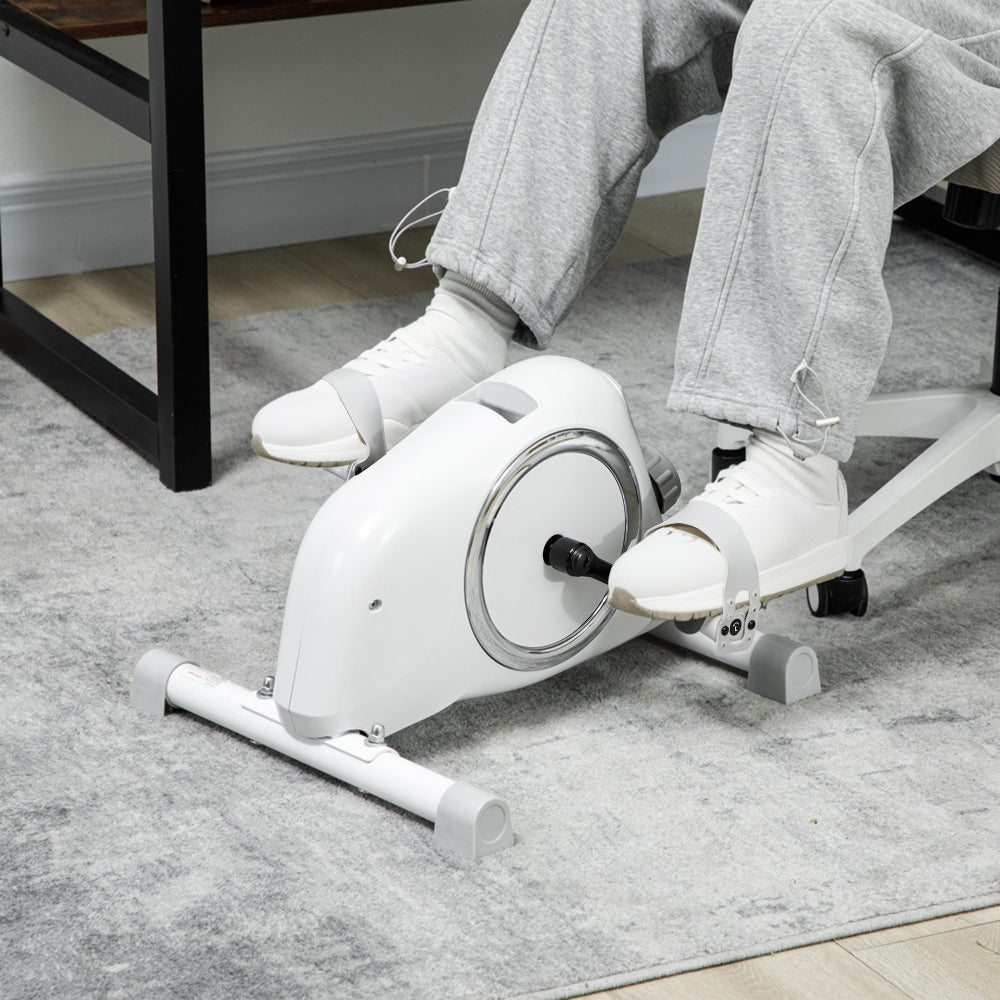 H105 Mini-Heimtrainer Weiß – Person beim Beintraining auf dem kompakten Heimtrainer