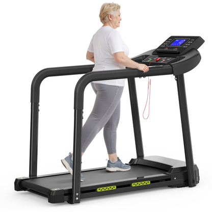 Sunjetfit S200 Senioren Laufband – Frau geht sicher mit beidseitigen Haltestangen und Sicherheitsclip