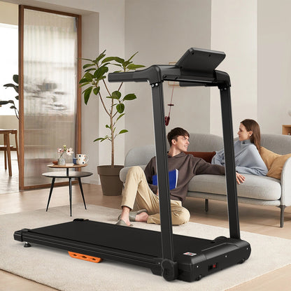 T300 Laufband für Zuhause – Mann trainiert im Wohnzimmer neben Sofa
