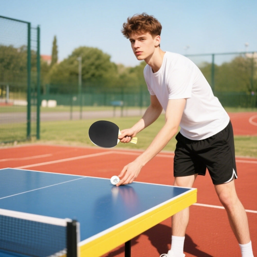 Tischtennis Komplett-Set outdoor – Mann spielt an Tischtennistisch im Freien