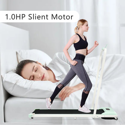 W200 Walking Pad Mintgrün – Frau trainiert auf Walking Pad für Zuhause